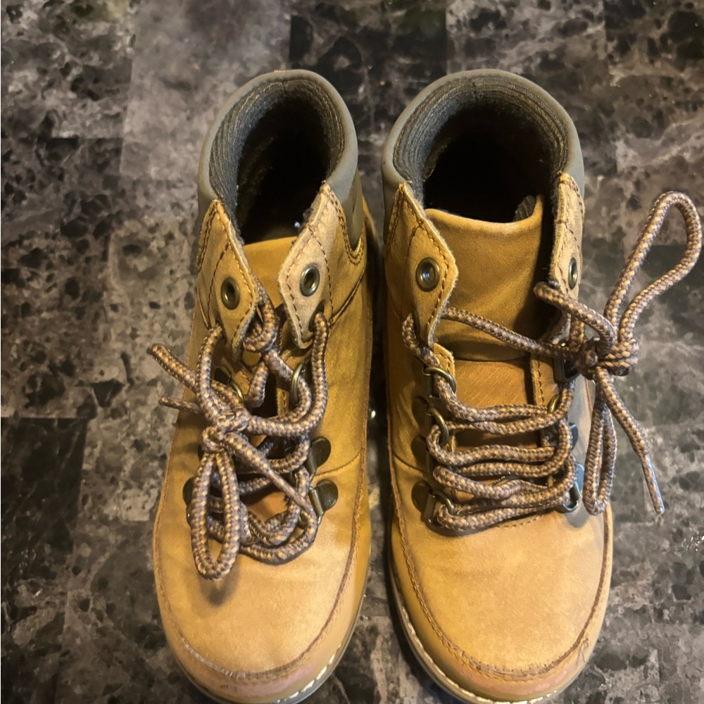Little boys boots 
Size 5 
Great shape